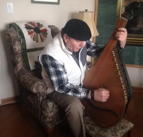 Українські пісні і бандура – особливе захоплення Лео